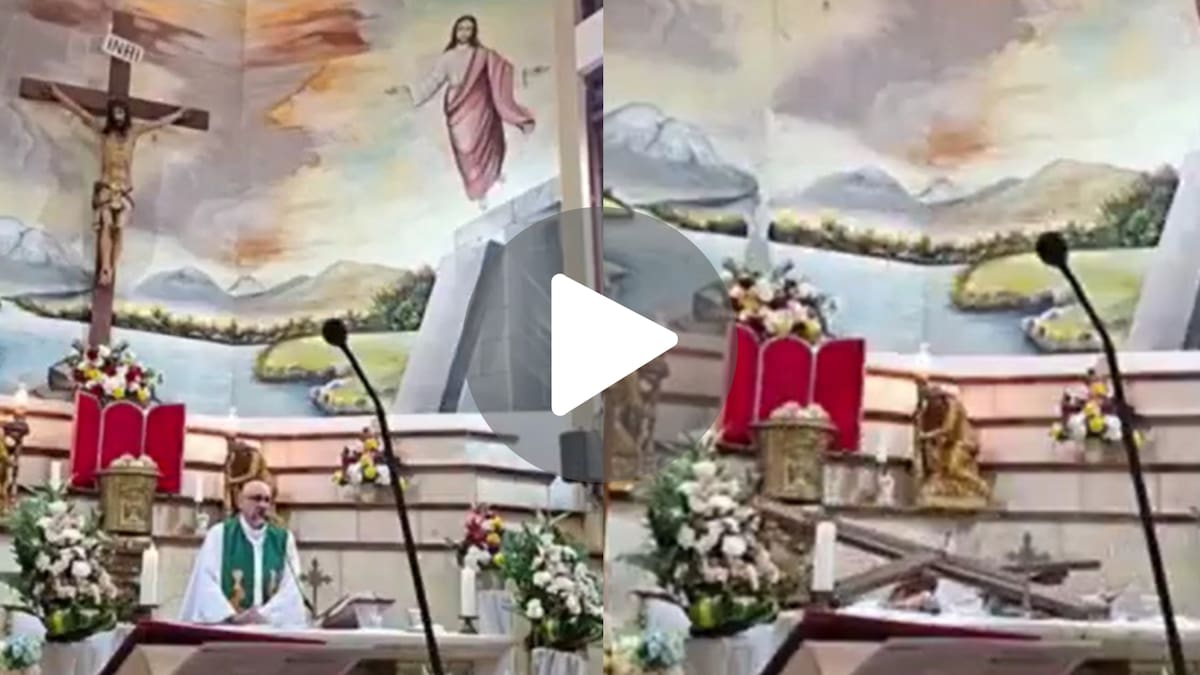 Momento en que una cruz se desprendió de la pared y mató a un sacerdote en medio de una misa en Ecuador.