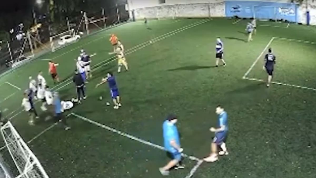 Pelea de barras de Vélez contra policías que estaban jugando al fútbol: el video del ataque