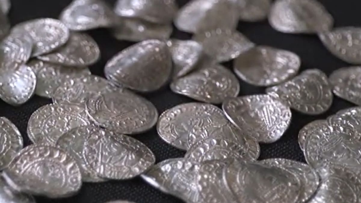 Monedas antiguas encontradas en Inglaterra. Foto: Reuters/Captura de video.
