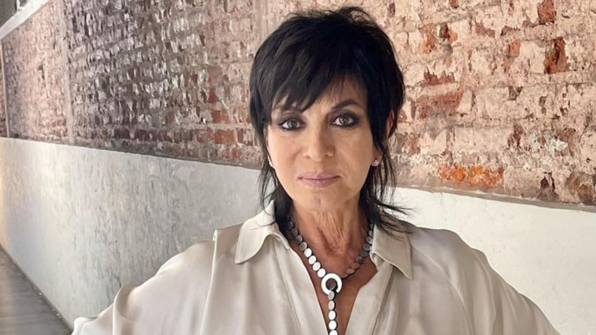 Insólito descuido de Mónica Gutiérrez: su pareja caminó desnudo mientras ella realizaba una entrevista en vivo