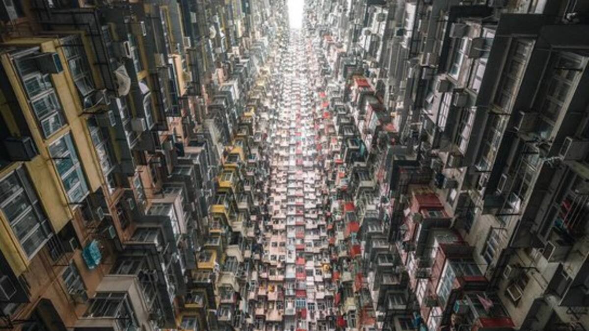 La megaconstrucción de China que impresiona a los turistas: así es el Monster Building, un edificio donde las personas duermen apiladas