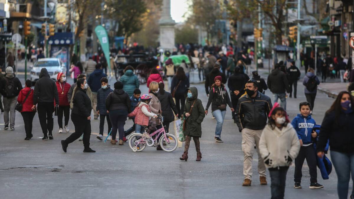 La agresora "fantasma" de Montevideo: denuncian que una mujer da patadas y golpea a transeúntes en la avenida principal