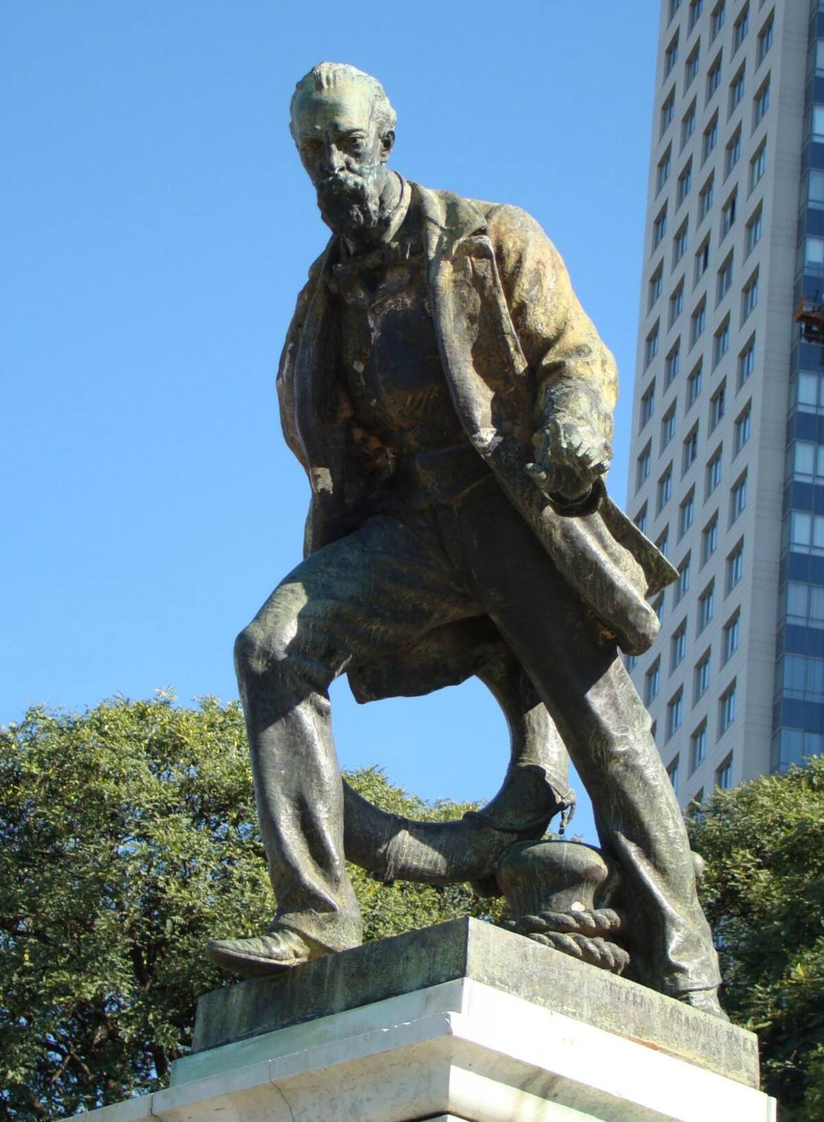 Monumento a Luis Viale en la Costanera