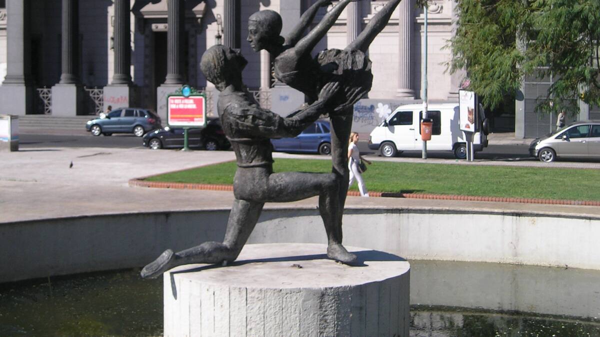 Monumento en homenaje a los bailarines frente al Teatro Colón