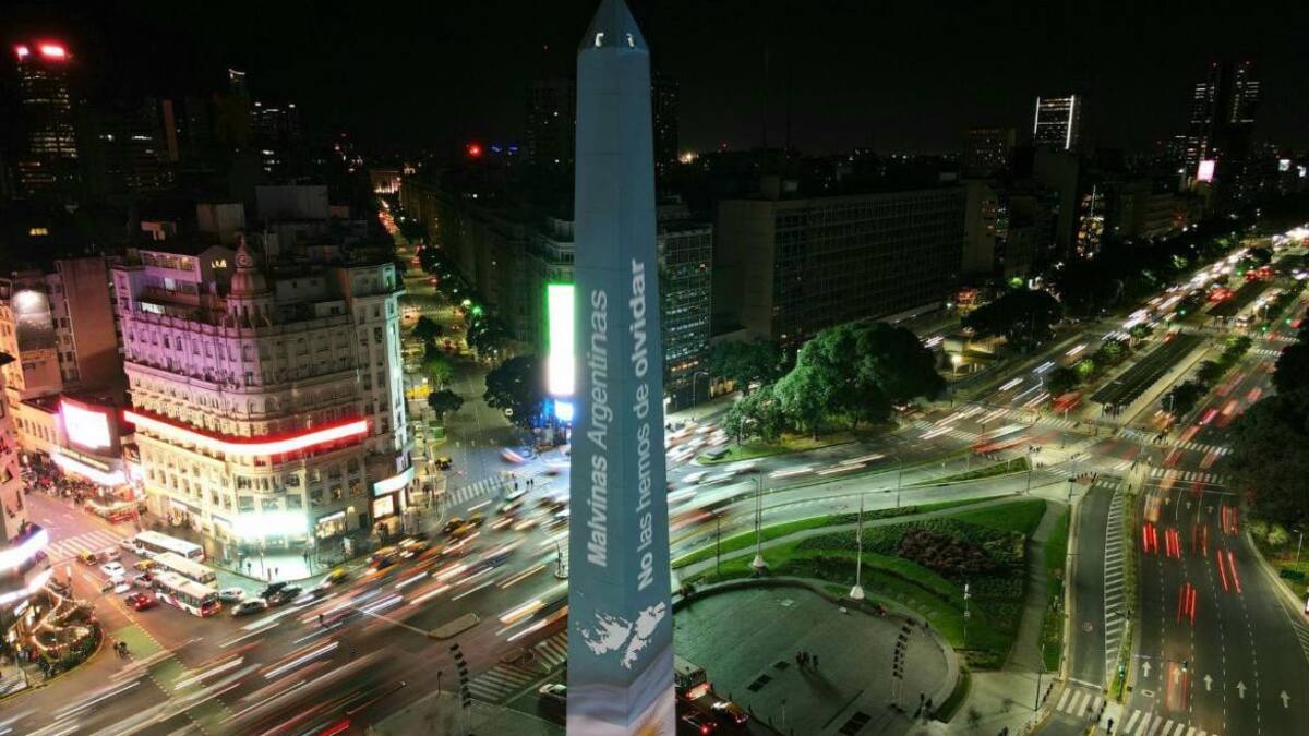 Monumentos de la Ciudad iluminados por los 40 años de Malvinas