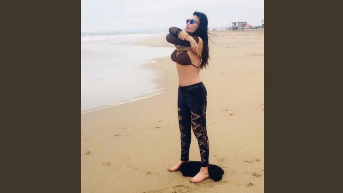 Moria Casán - topless en Mar del Plata