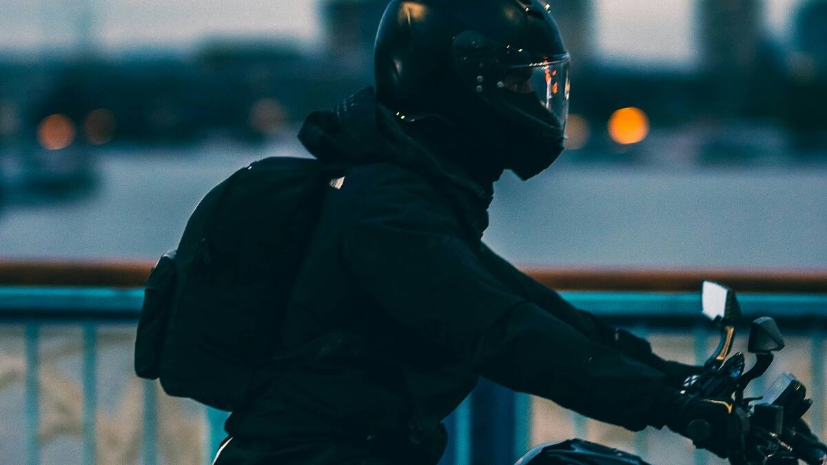 Motos; motociclista.
