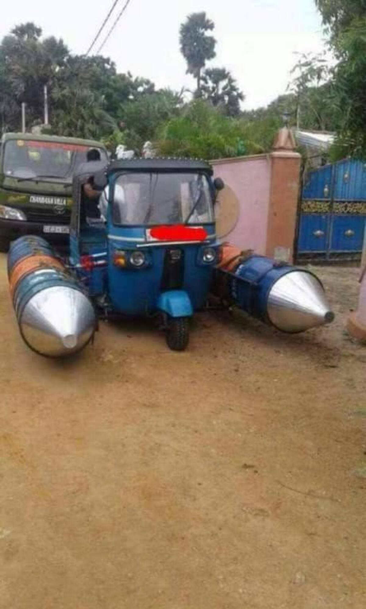 Mototaxi que se convierte en lancha es furor en redes sociales