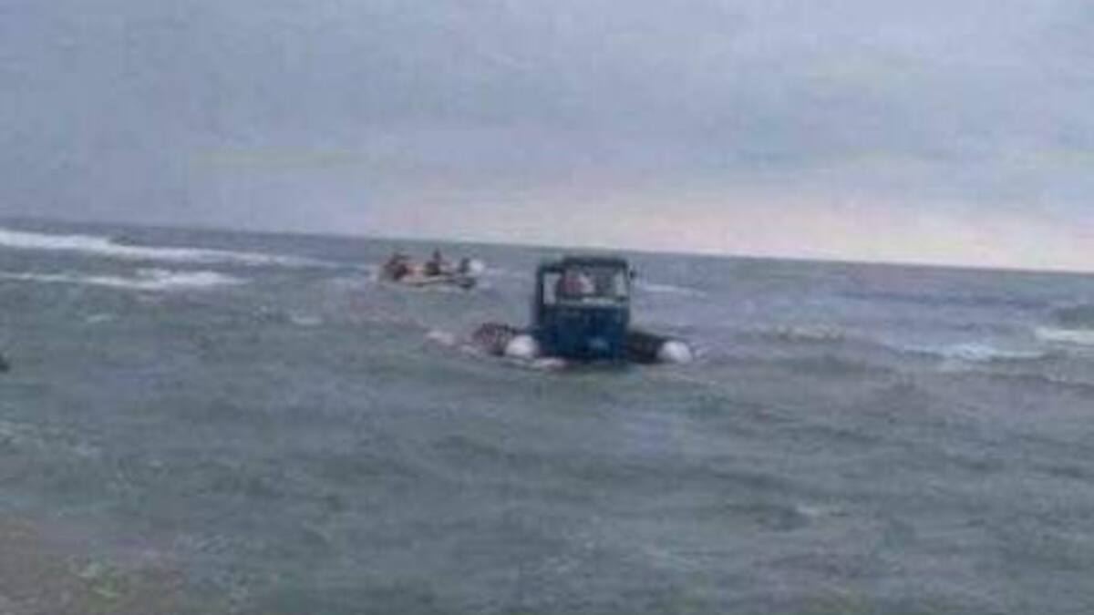 Mototaxi que se convierte en lancha es furor en redes sociales