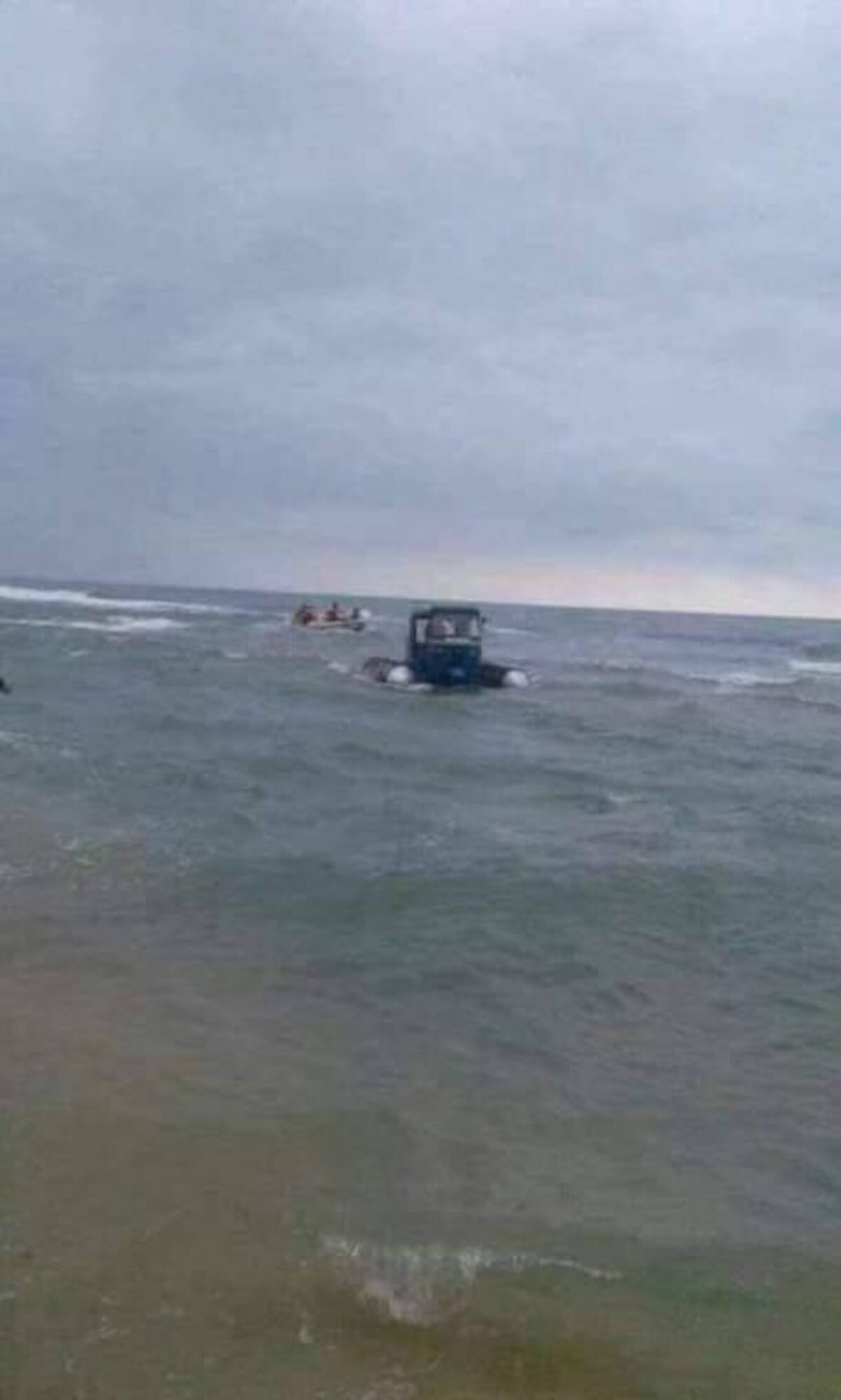 Mototaxi que se convierte en lancha es furor en redes sociales