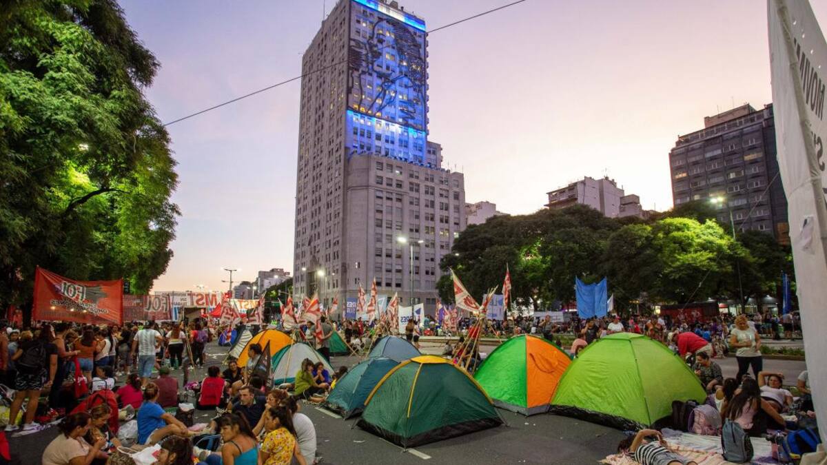 Tras acampar en Plaza de Mayo, piqueteros marchan a Desarrollo Social y reclaman reunión con Alberto Fernández