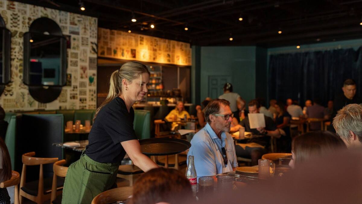 Mozo; bar; restaurante. Foto: Unsplash.