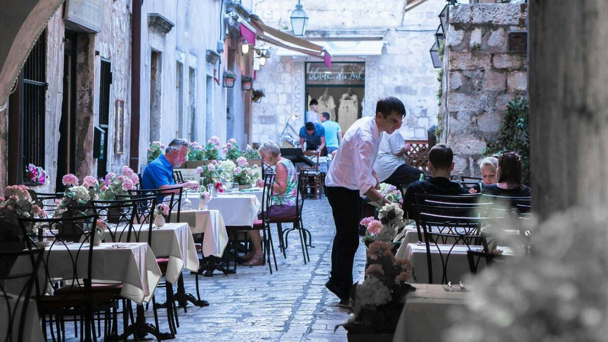 Mozo; bar; restaurante. Foto: Unsplash.