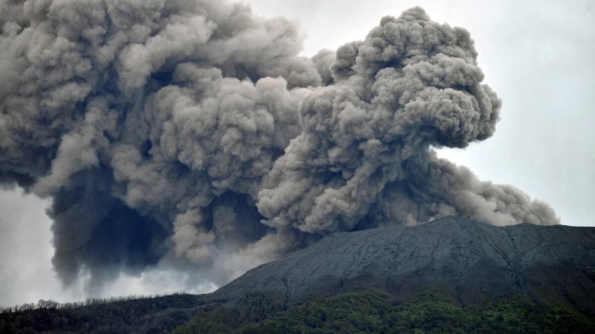 Mueren 11 alpinistas tras la erupción de un volcán en Indonesia. REUTERS