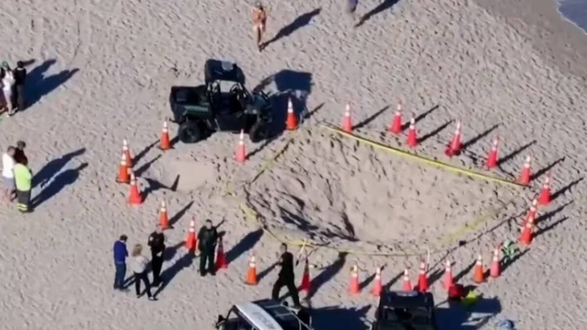Muerte de una niña en una playa de Estados Unidos luego de caer en un hoyo.