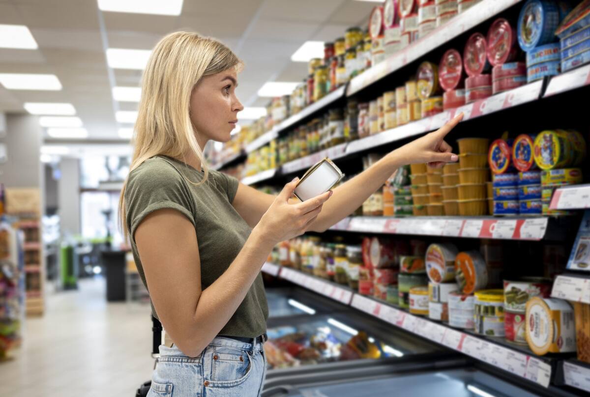 Mujer comprando en el supermercado. Foto Freepik