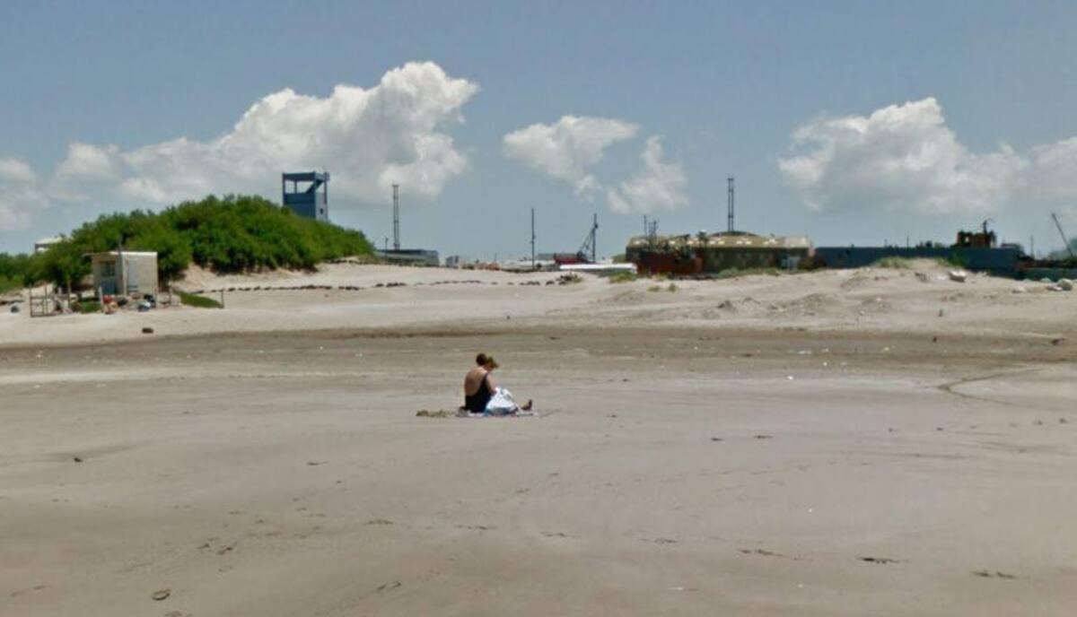 Mujer de espaldas al mar en Mar del Plata - Google Maps
