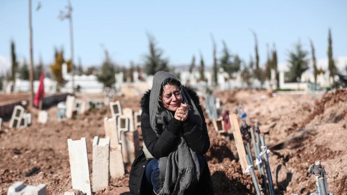 Mujer entre las tumbas. Foto: EFE