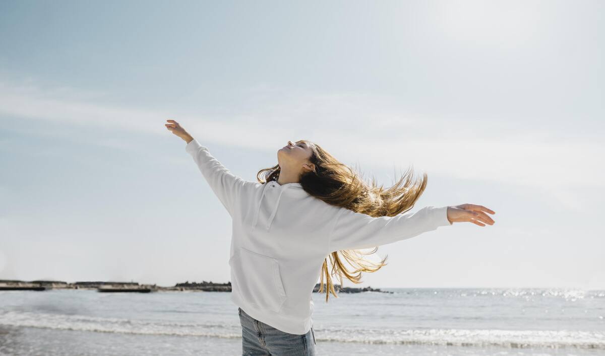 Mujer, naturaleza, felicidad, libertad. Foto: Freepik.