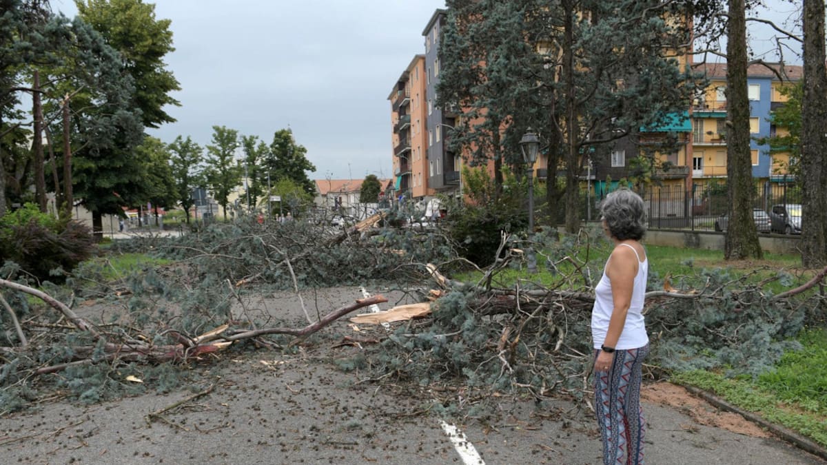 Mujer observa los daños causados por el tornado la zona este de Milán. Foto: EFE.