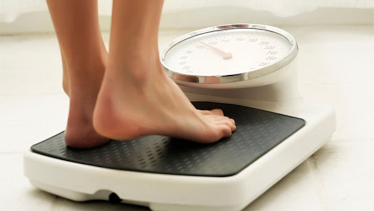 Mujer pesándose - Dieta