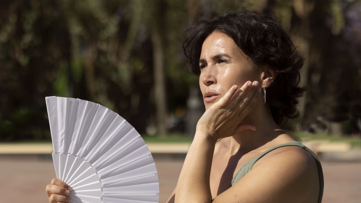 Mujer sufriendo por el calor. Foto: Freepik