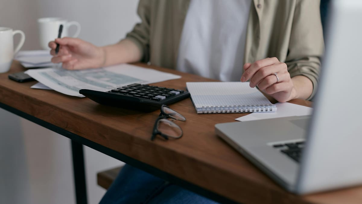 Dónde conviene colocar el escritorio para trabajar en casa, según el Feng Shui