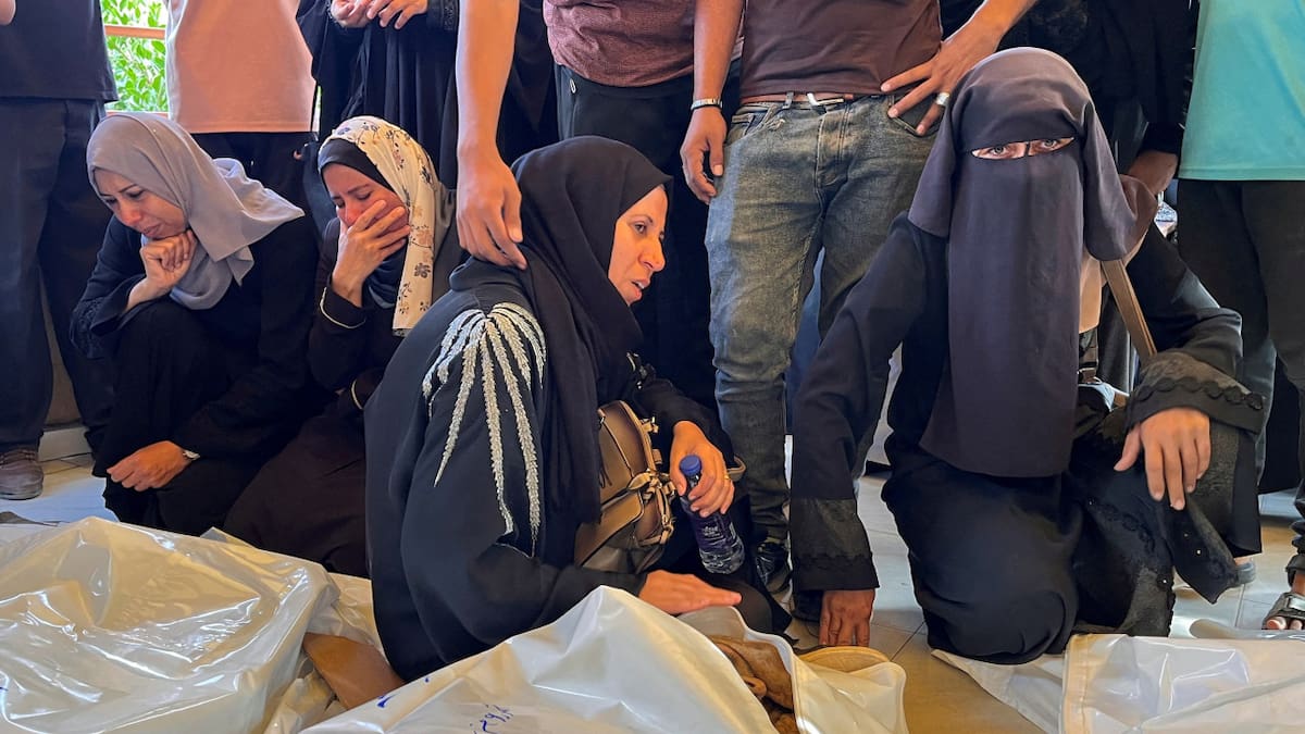 Mujeres palestinas sufren la pérdida de jóvenes gazatíes. Foto: Reuters.