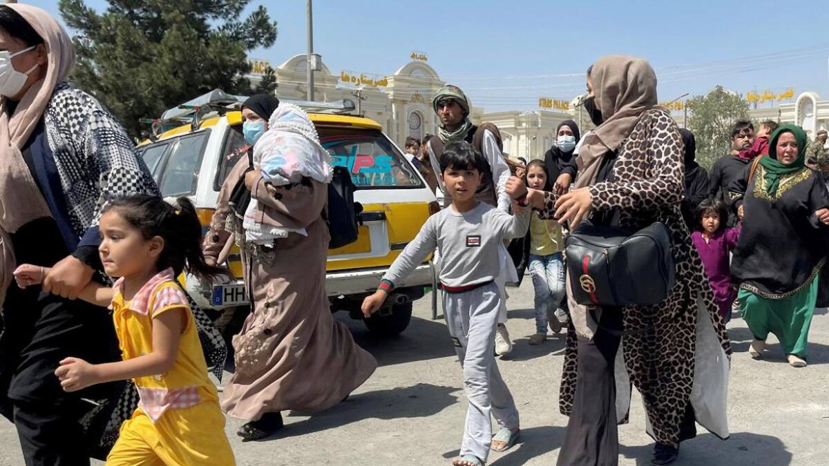 Mujeres y niños abandonan la ciudad de Kabul en Afganistán. Reuters