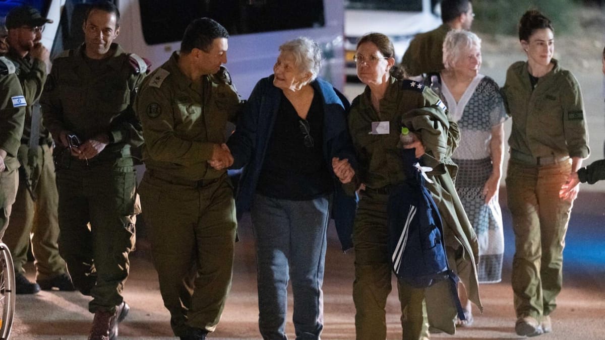 Mujeres y niños israelíes liberados por Hamas se reencuentran con sus seres queridos. Foto: EFE.