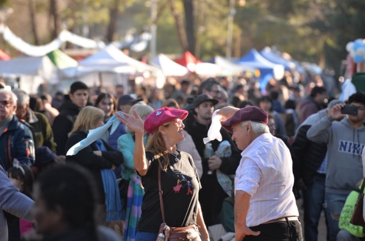 Vecinos y turistas disfrutan de la Fiesta La Criolla en el Acceso Norte, con puestos gastronómicos, espectáculos en vivo y propuestas culturales durante el fin de semana patrio.