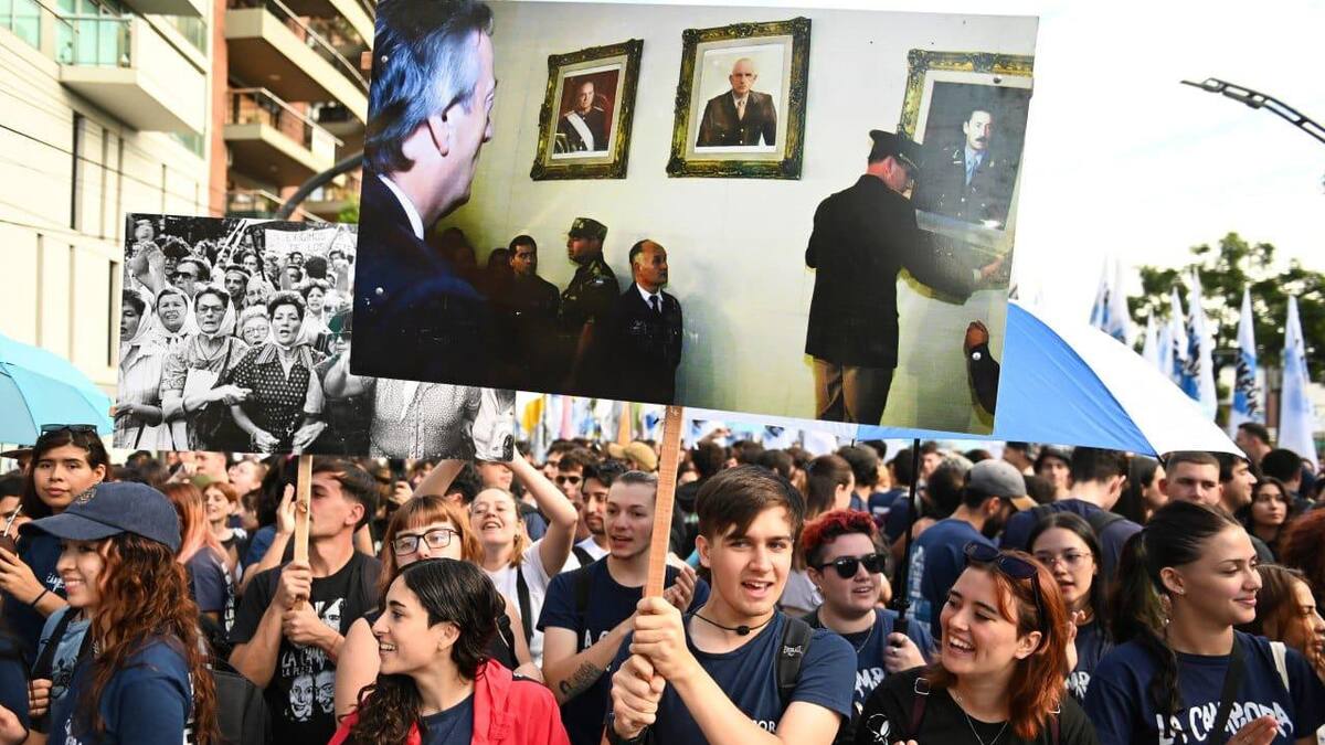 Multitudinaria caminata de militantes de La Cámpora de todo el país por el 24M. Foto: prensa.