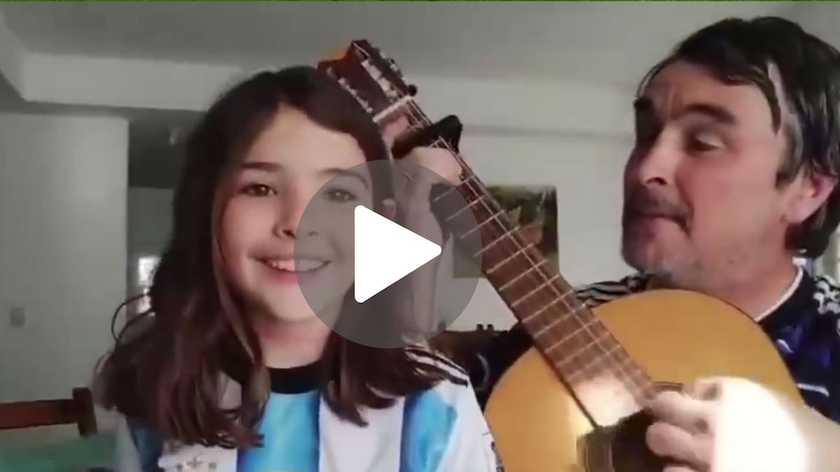 Video viral: tiene 8 años, compuso una canción para la Selección Argentina junto a su papá y emocionó a miles de hinchas