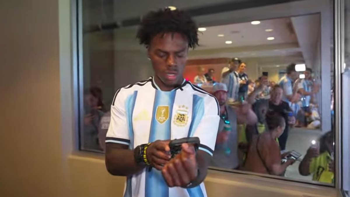 El streamer anti-Messi Speed apareció con la camiseta de la Selección Argentina para ver el partido contra Suiza