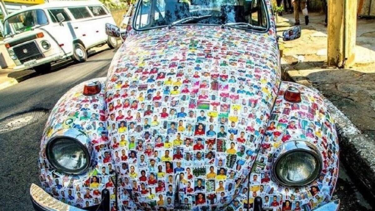 Mundial Rusia 2018: fanáticos plotean auto con figuritas de Panini