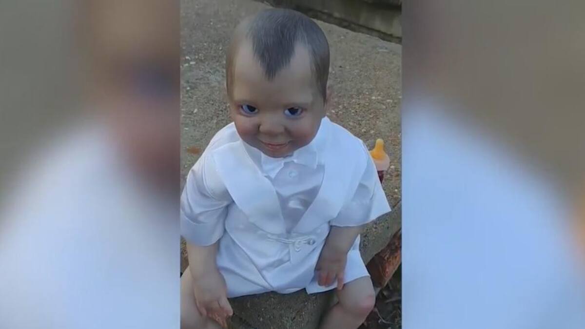Muñeco de bebé diabólico sigue la cámara con sus ojos