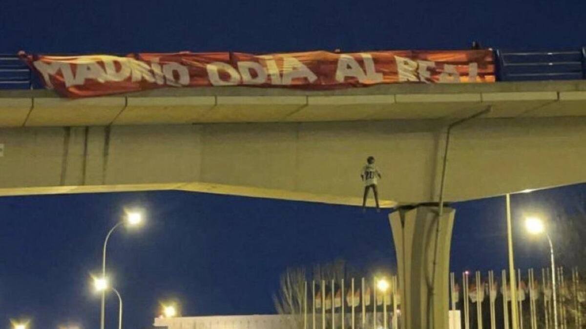 Muñeco de Vinicius colgado de un puente en la previa al duelo entre Real Madrid y Atlético de Madrid.