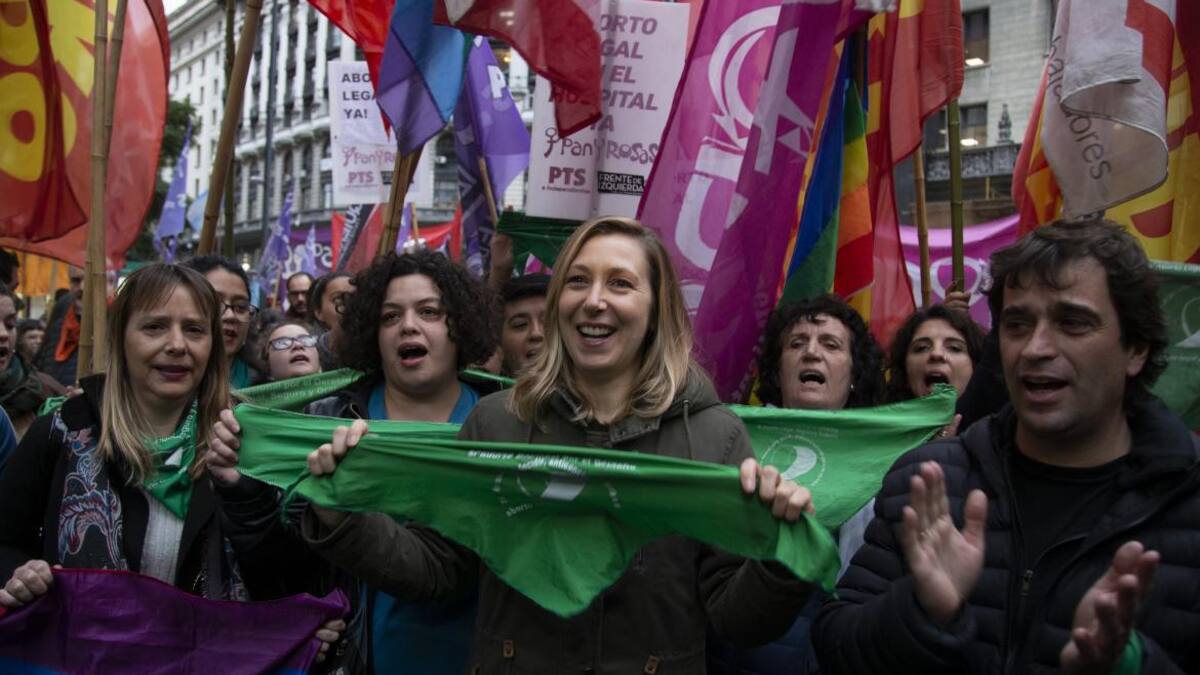 Myriam Bregman, precandidata a diputada nacional en la CABA, cerró su campaña porteña con un pañuelazo por el aborto, NA