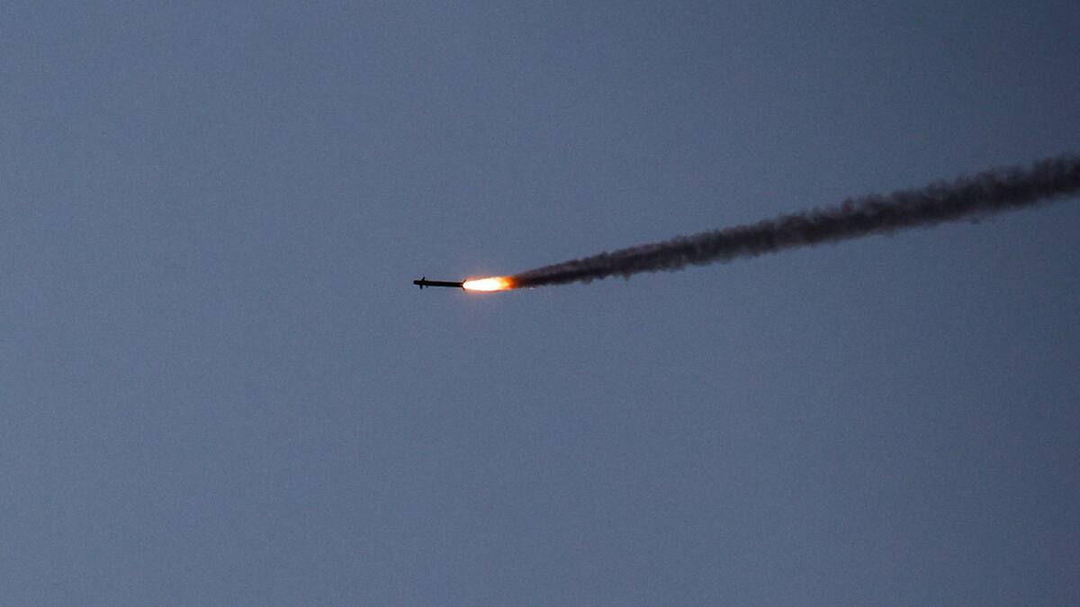 n interceptor de misiles Iron Dome vuela por el cielo, durante un conflicto en curso entre Israel y el grupo islamista palestino Hamas, en la frontera con Gaza. Reuters