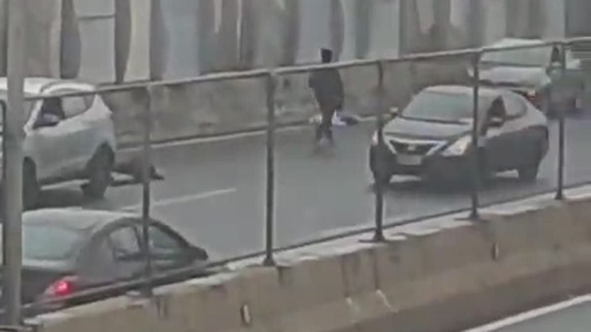Narcos se enfrentaron a los tiros en plena autopista y asesinaron a una mujer en Río de Janeiro.