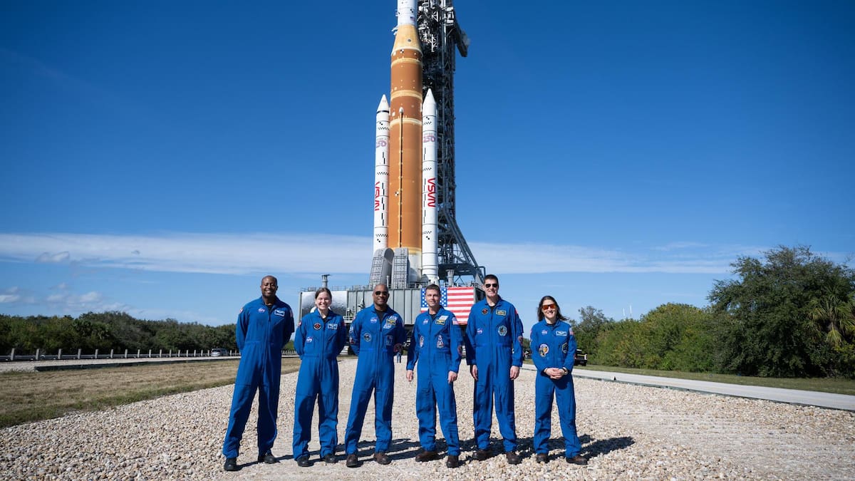 USA8618. MERRITT ISLAND (ESTADOS UNIDOS), 20/02/2026.- Fotografía cedida por la NASA del 17 de enero de 2026 que muestra, de izquierda a derecha, a los integrantes de la tripulación de reserva de Artemis II el astronauta de la NASA Andre Douglas, la astronauta de la Agencia Espacial Canadiense (CSA) Jenni Gibbons, los astronautas principales de la misión, el piloto Victor Glover, el comandante Reid Wiseman, y los especialistas de misión, Jeremy Hansen y Christina Koch posando para una foto frente al cohete del Sistema de Lanzamiento Espacial (SLS) y la nave espacial Orión en el Centro Espacial Kennedy de la NASA en Merritt Island, Florida (Estados Unidos). La NASA informó este viernes que mantendrá la ventana de lanzamiento de Artemis II -que marcará el regreso del ser humano a la órbita de la Luna tras más de medio siglo- para el viernes 6 de marzo tras "un muy exitoso día ayer", cuando terminó sin mayores contratiempos la segunda prueba general con combustible. EFE/Joel Kowsky/NASA /SOLO USO EDITORIAL /NO VENTAS /SOLO DISPONIBLE PARA ILUSTRAR LA NOTICIA QUE ACOMPAÑA /CRÉDITO OBLIGATORIO