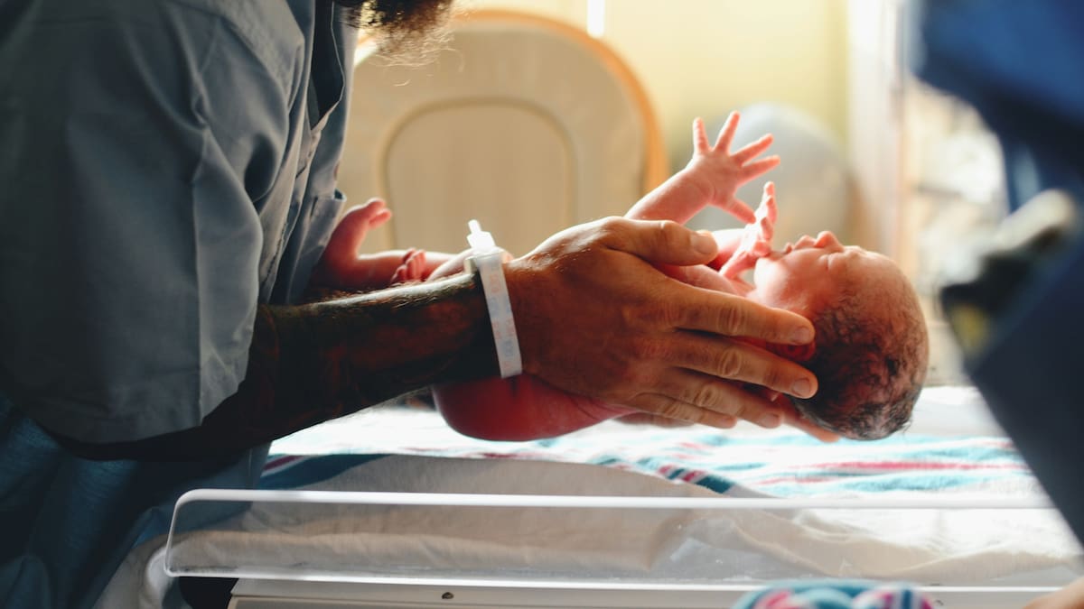 Cae la natalidad en Argentina: nacen cada vez menos niños y el 57% de los hogares ya no tiene menores