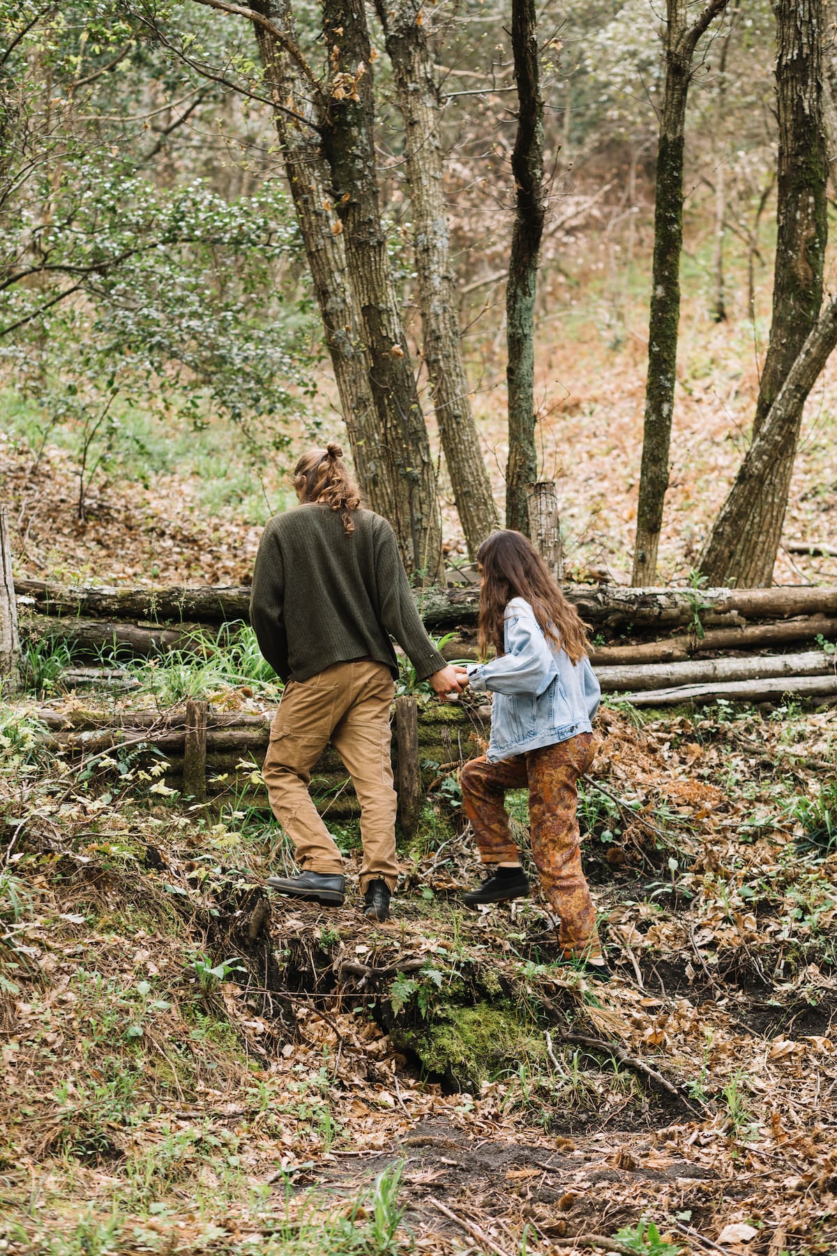 Personas disfrutan de una caminata al aire libre: el contacto con la naturaleza ayuda a reducir el estrés y mejorar el bienestar mental.