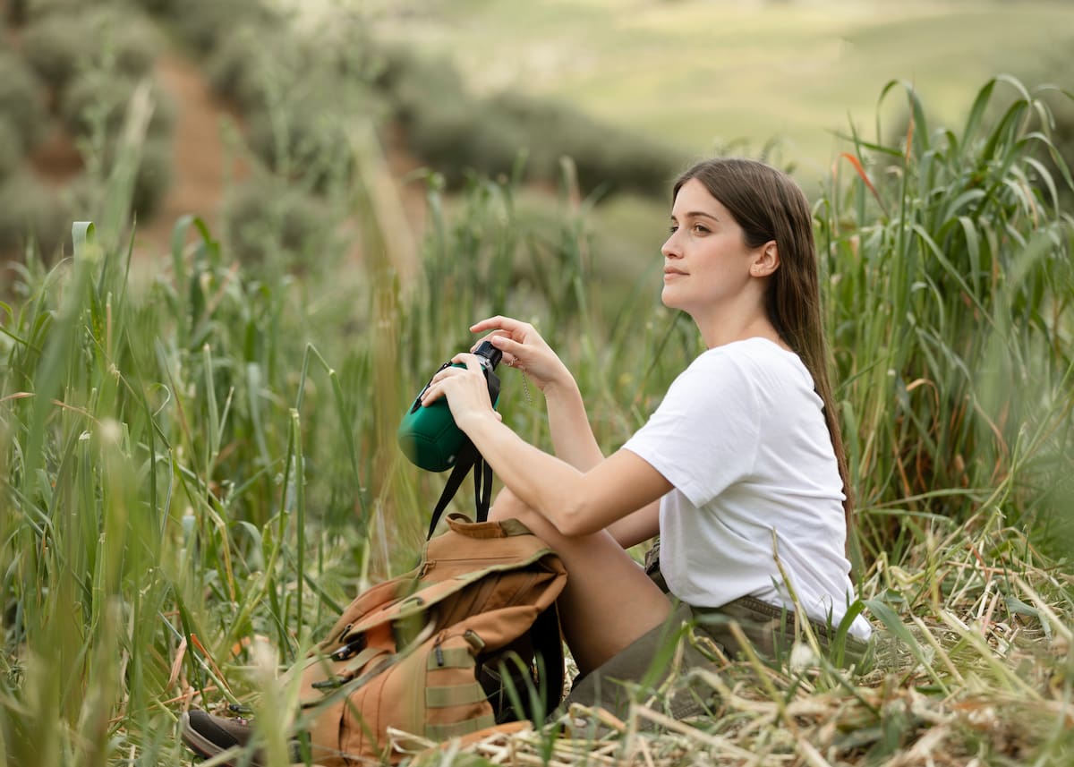 Personas disfrutan de una caminata al aire libre: el contacto con la naturaleza ayuda a reducir el estrés y mejorar el bienestar mental.
