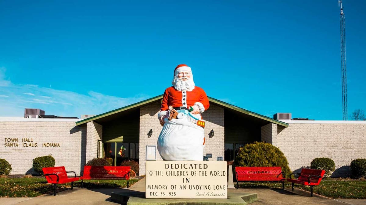 En Indiana existe una localidad llamada Santa Claus que conserva una tradición centenaria. Su curioso museo reúne cartas antiguas, edificios históricos y una estatua gigante del personaje más protagónico de la Navidad.