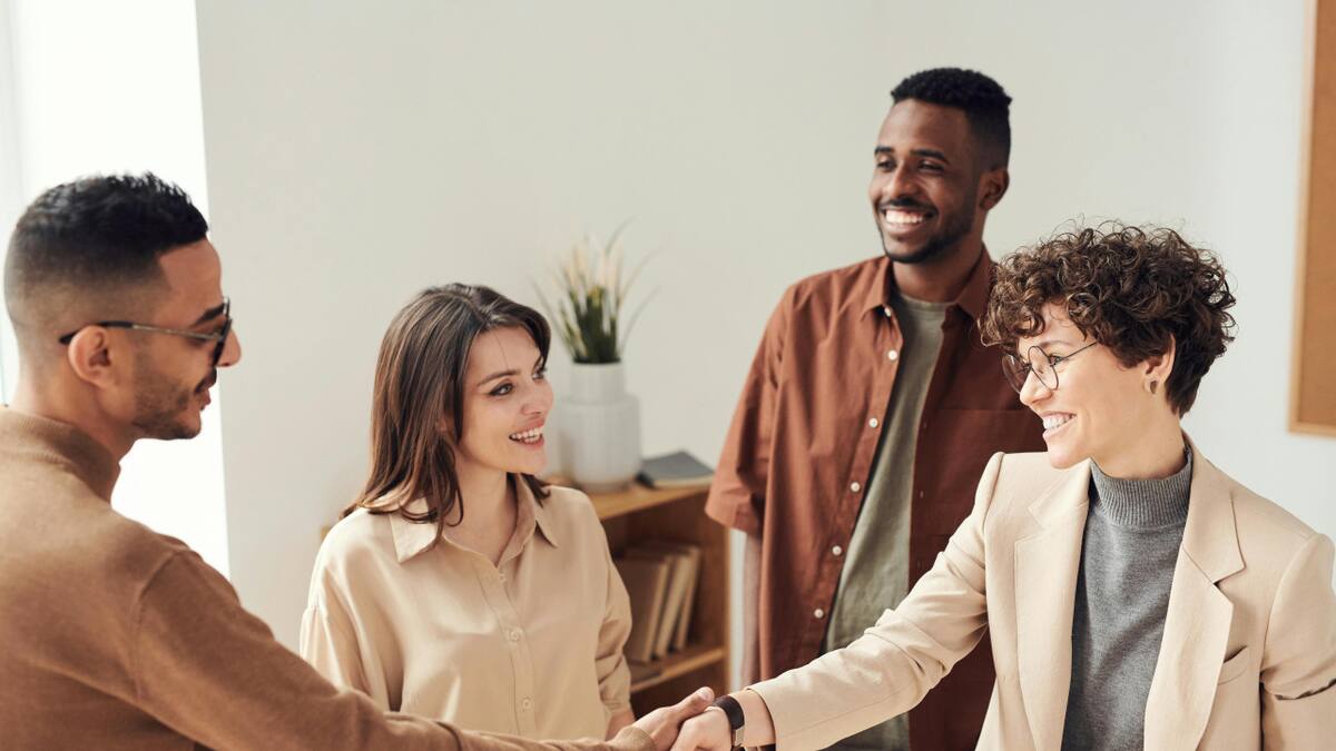 Negocios, trato, negociaciones, discusiones, trabajo. Foto: Pexels.