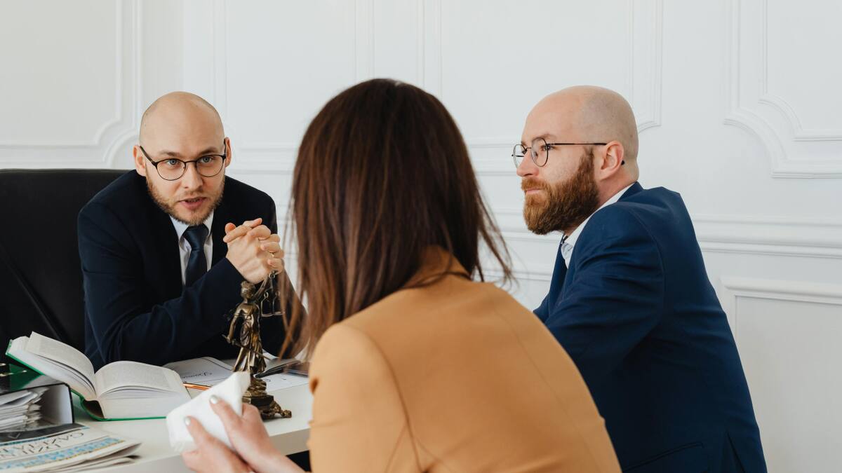 Negocios, trato, negociaciones, discusiones, trabajo. Foto: Pexels.