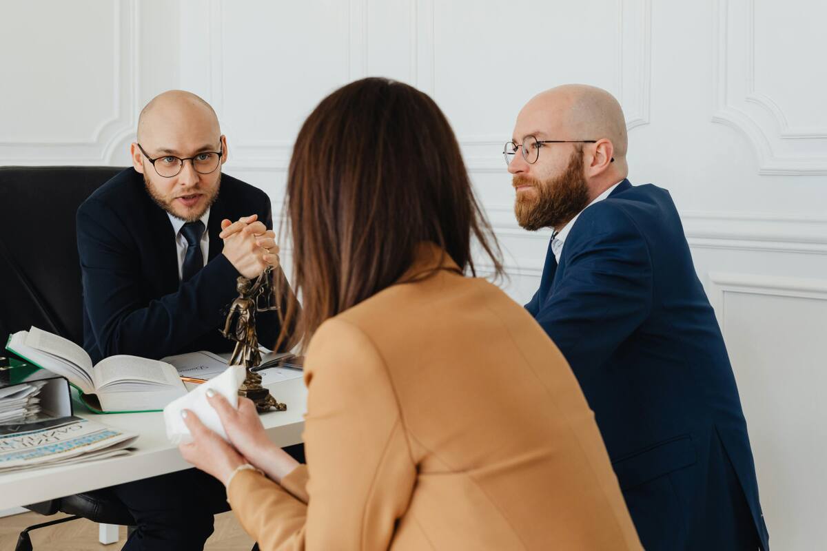 Negocios, trato, negociaciones, discusiones, trabajo. Foto: Pexels.