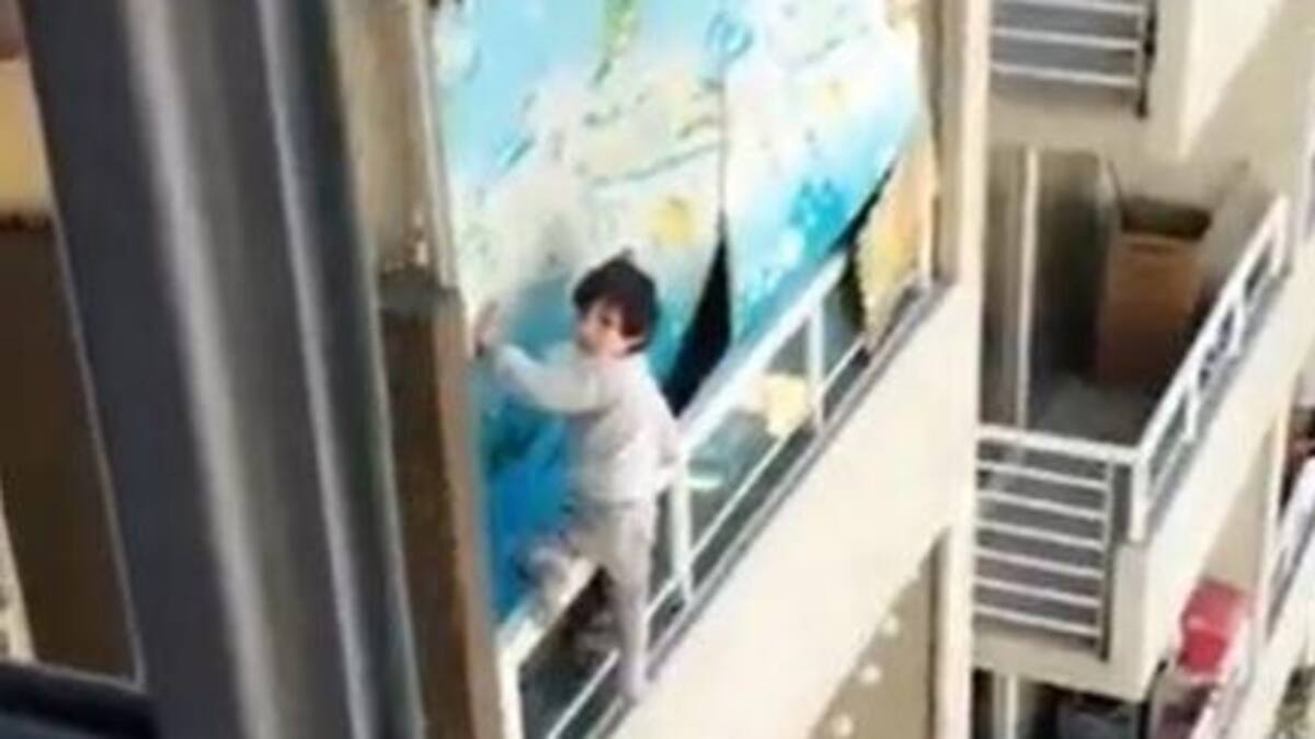 Nene jugando en un balcón de un edificio en Chile. Foto: captura de video.