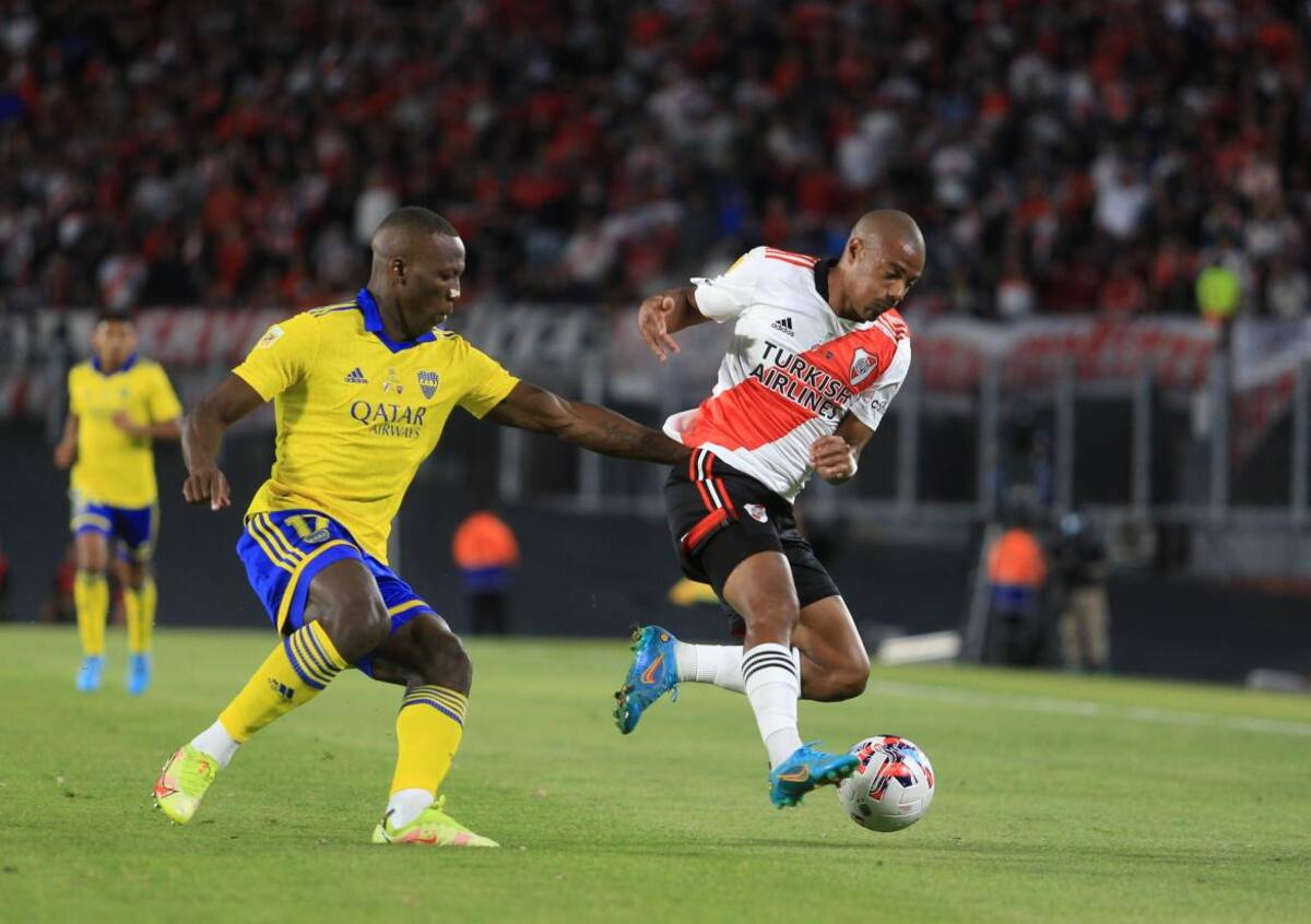 Nicolás de la Cruz vs. Luis Advíncula en el Superclásico. Foto: NA.